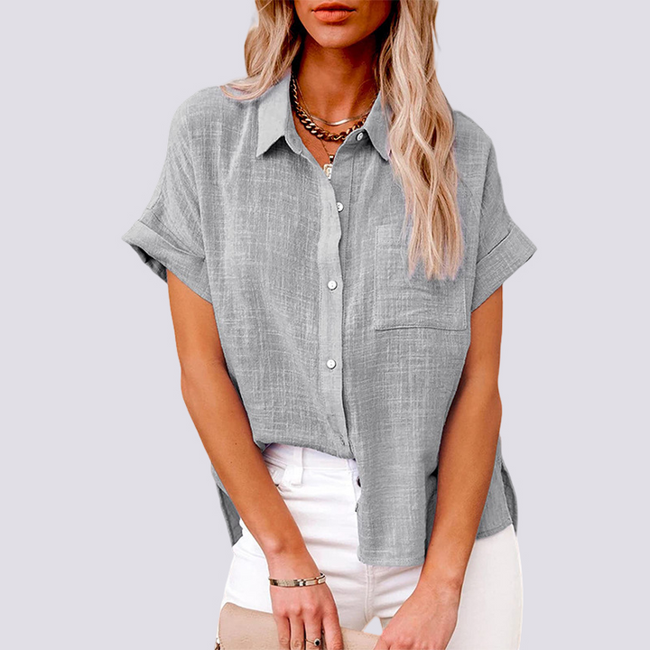 Blusa feminina com bolso funcional, manga curta, estilo casual para conforto e praticidade no verão.