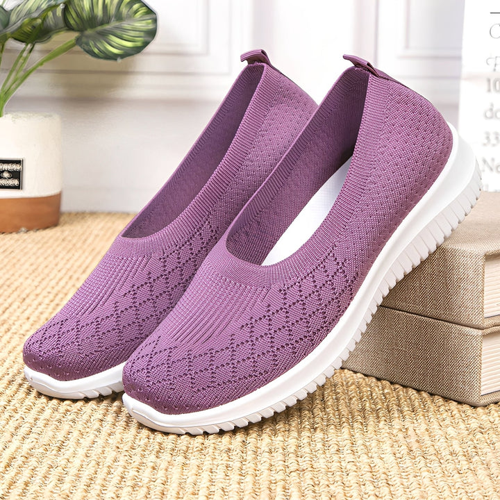 Par de sapatos femininos slip-on elegantes, versáteis e super confortáveis para o uso diário casual.