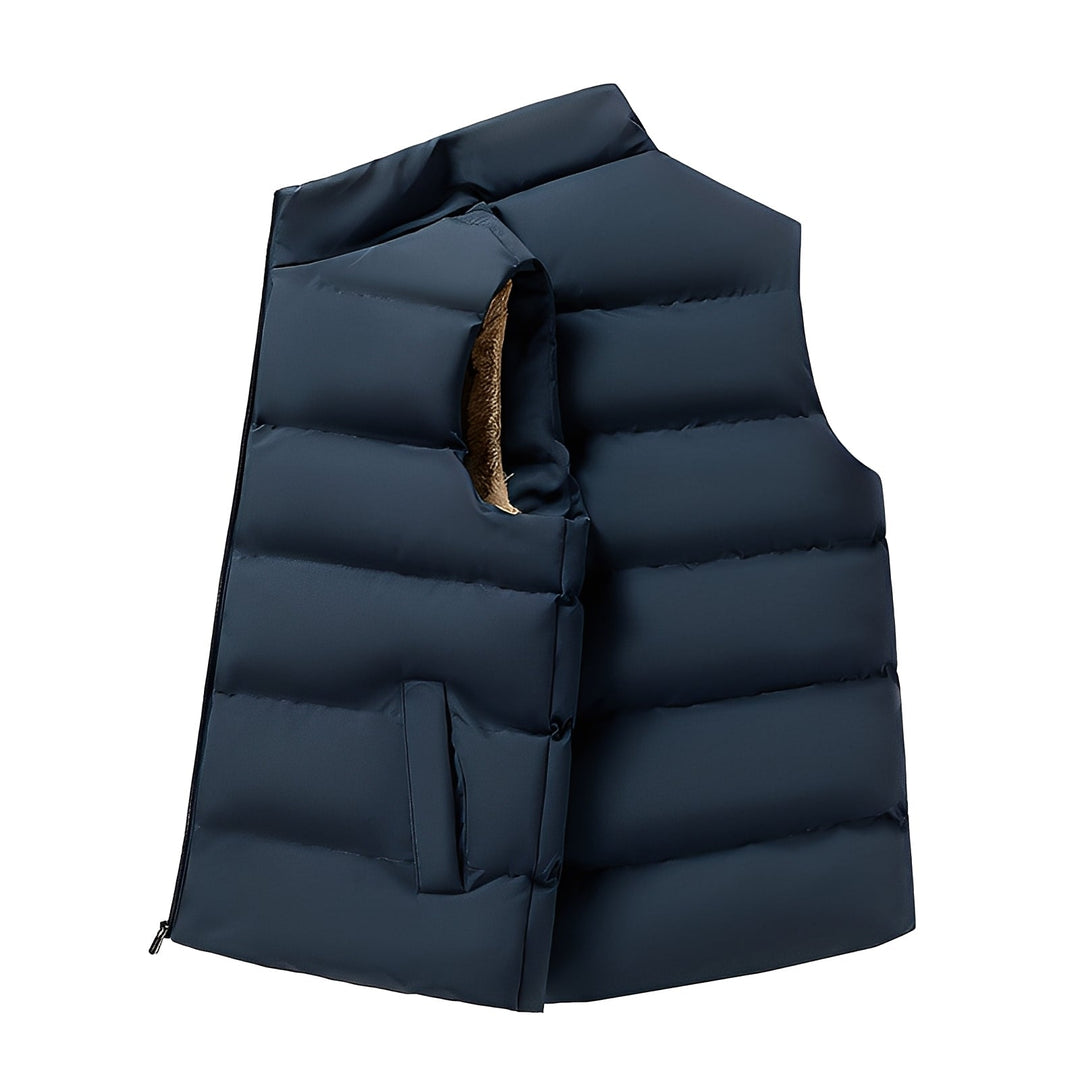 Homem veste colete de penas masculino quente e estiloso para inverno. Agasalho casual sem manga, perfeito para exterior.