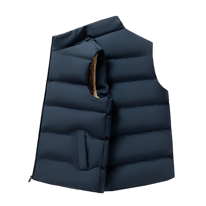 Homem veste colete de penas masculino quente e estiloso para inverno. Agasalho casual sem manga, perfeito para exterior.