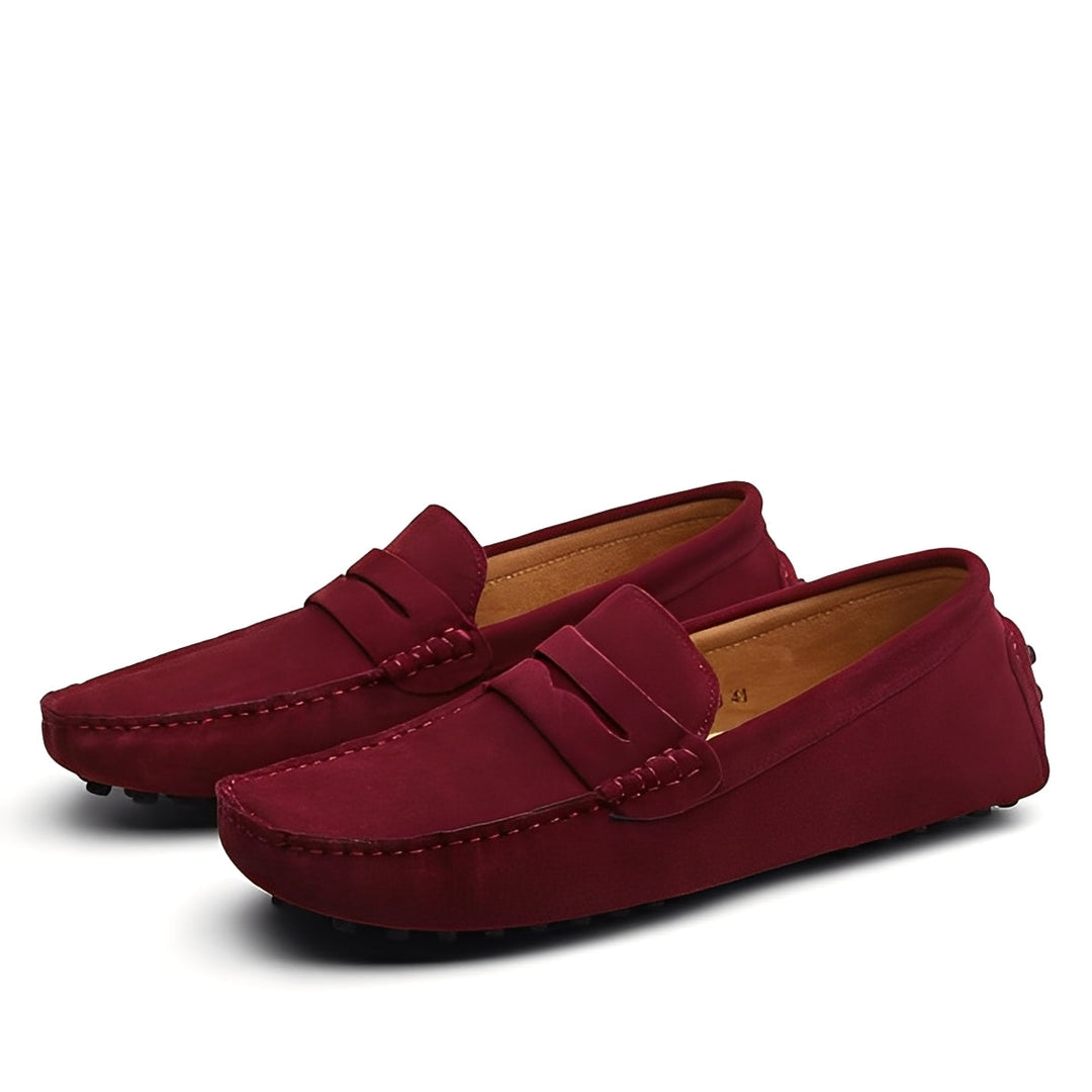 Mocassins masculinos de estilo clássico, com detalhes sutis, para um visual elegante e confortável.