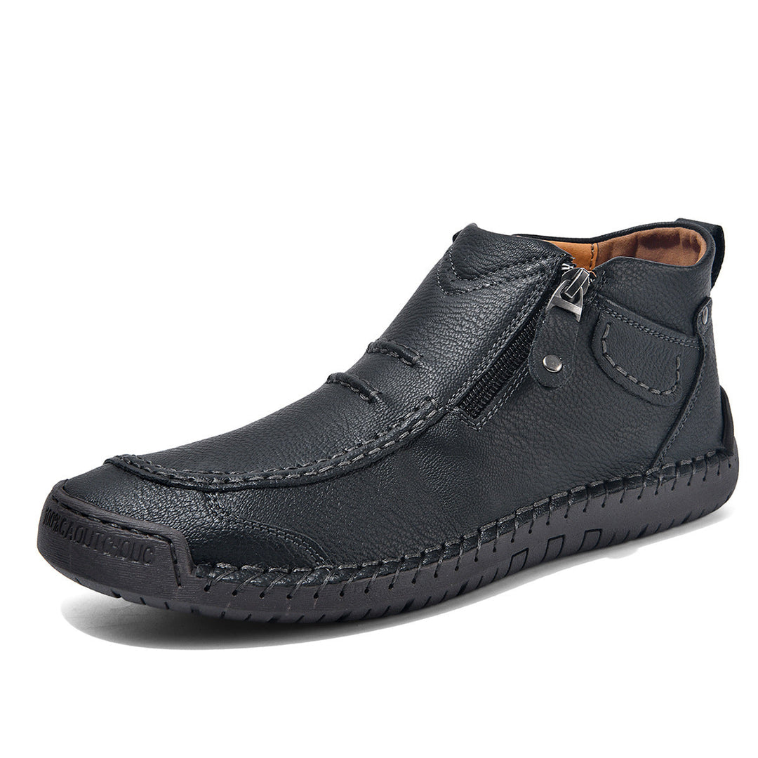 Par de botas masculinas com zíper para outono/inverno, oferecendo conforto superior e estilo versátil. Calçado moderno.