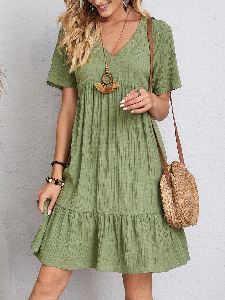 Vestido feminino clássico Rosie com decote V, design confortável e moderno. Disponível em tamanhos grandes.