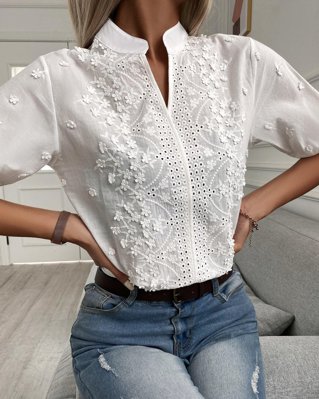 Blusa feminina Abby branca elegante com mangas largas, ideal para moda verão casual e moderna.