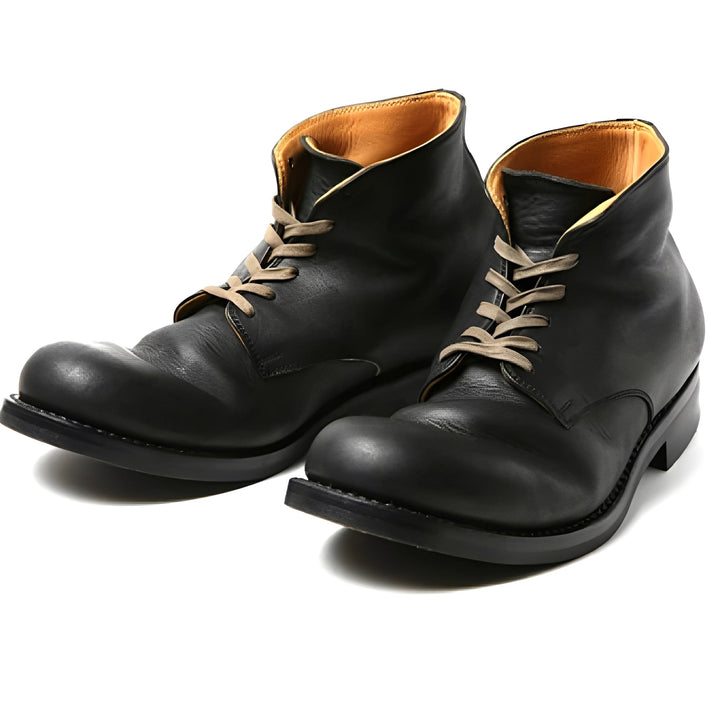 Botas masculinas Roscoe marrons de cano redondo. Calçado clássico para homem, oferece conforto e elegância em qualquer ocasião.