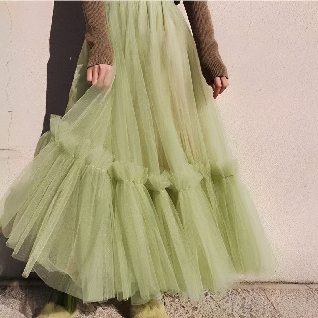 Saia feminina elegante com babados, estilo romântico e casual, perfeita para a moda verão.