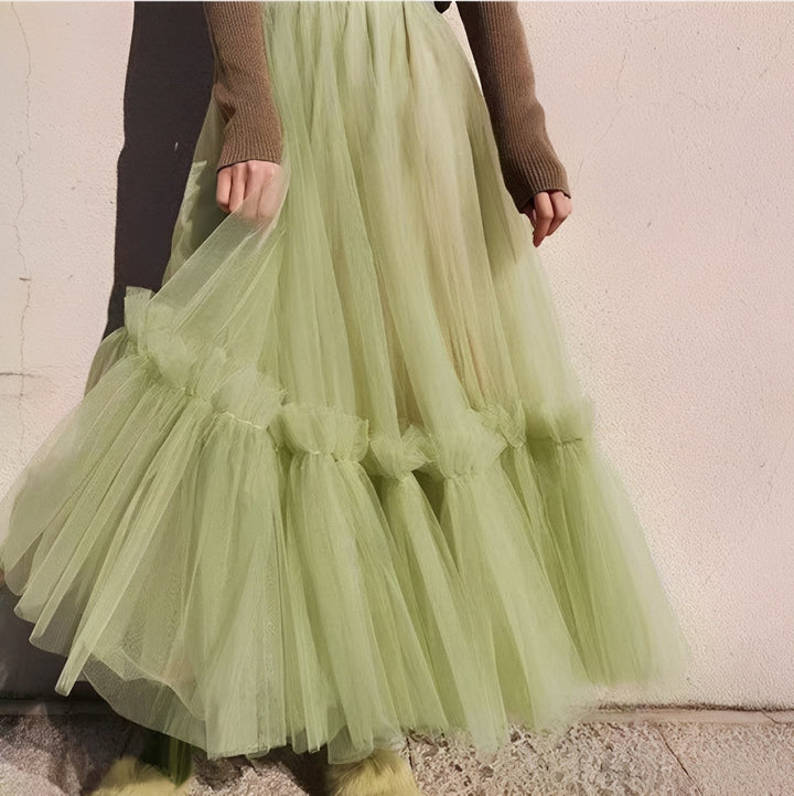 Saia feminina elegante com babados, estilo romântico e casual, perfeita para a moda verão.