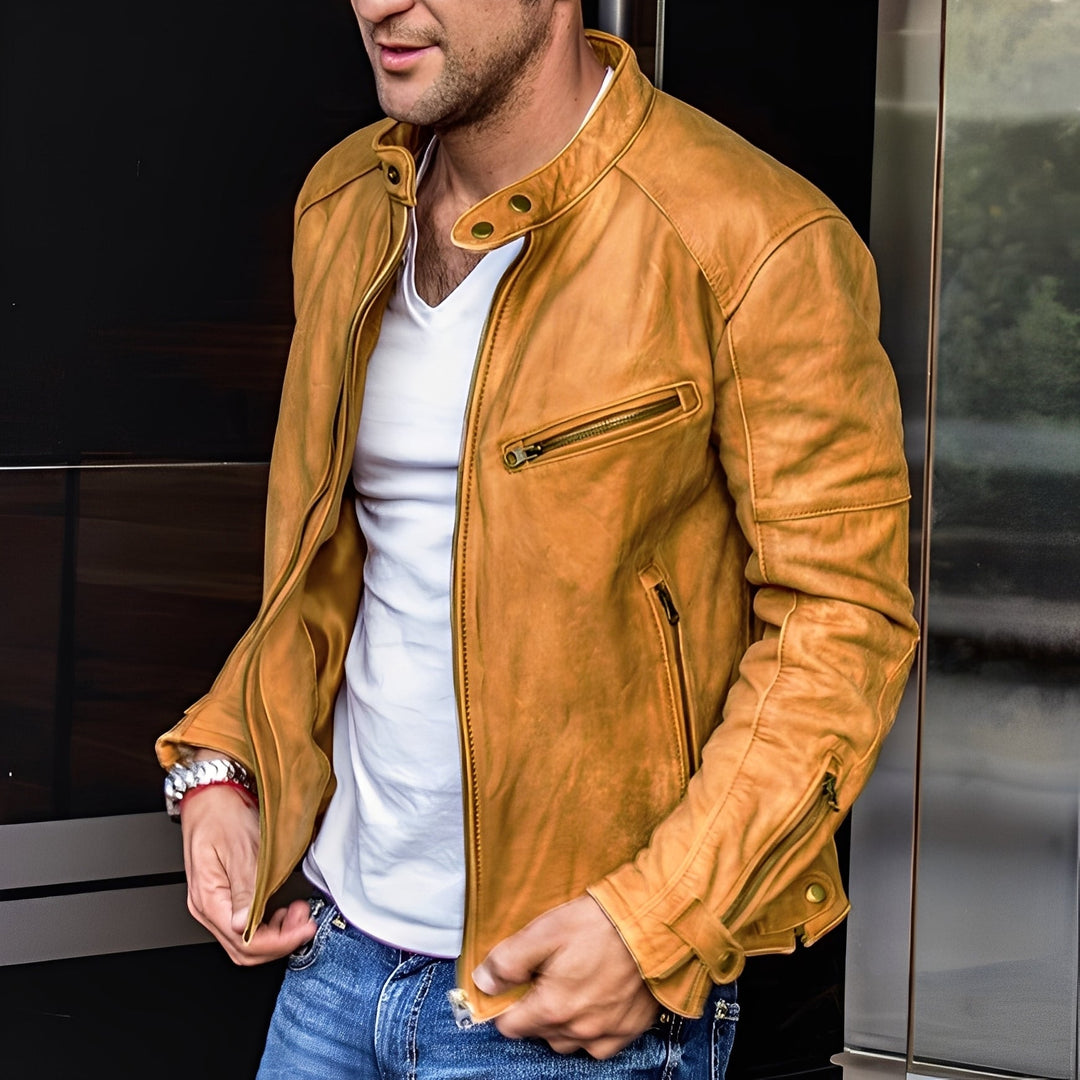 Jaqueta masculina clássica com bolsos, estilo atemporal para outono/inverno. Conforto e elegância casual.