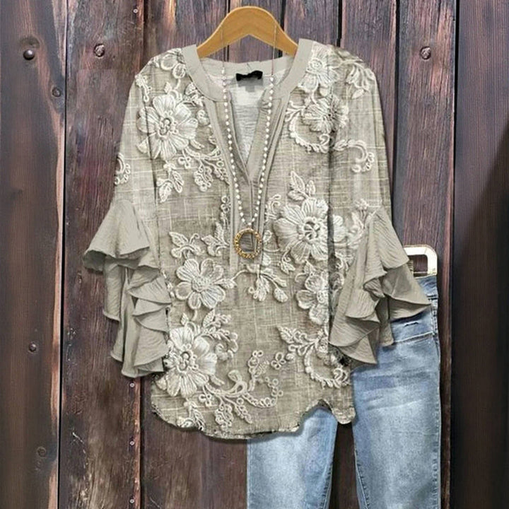Blusa feminina floral de primavera/verão com decote V e manga babado. Conforto e estilo para o dia a dia.