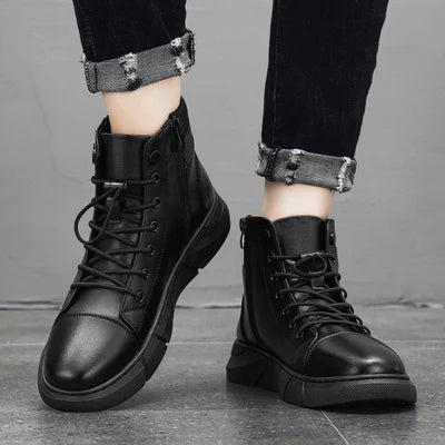 Detalhe do couro legítimo das botas masculinas pretas, ideal para caminhada e trabalho resistente.