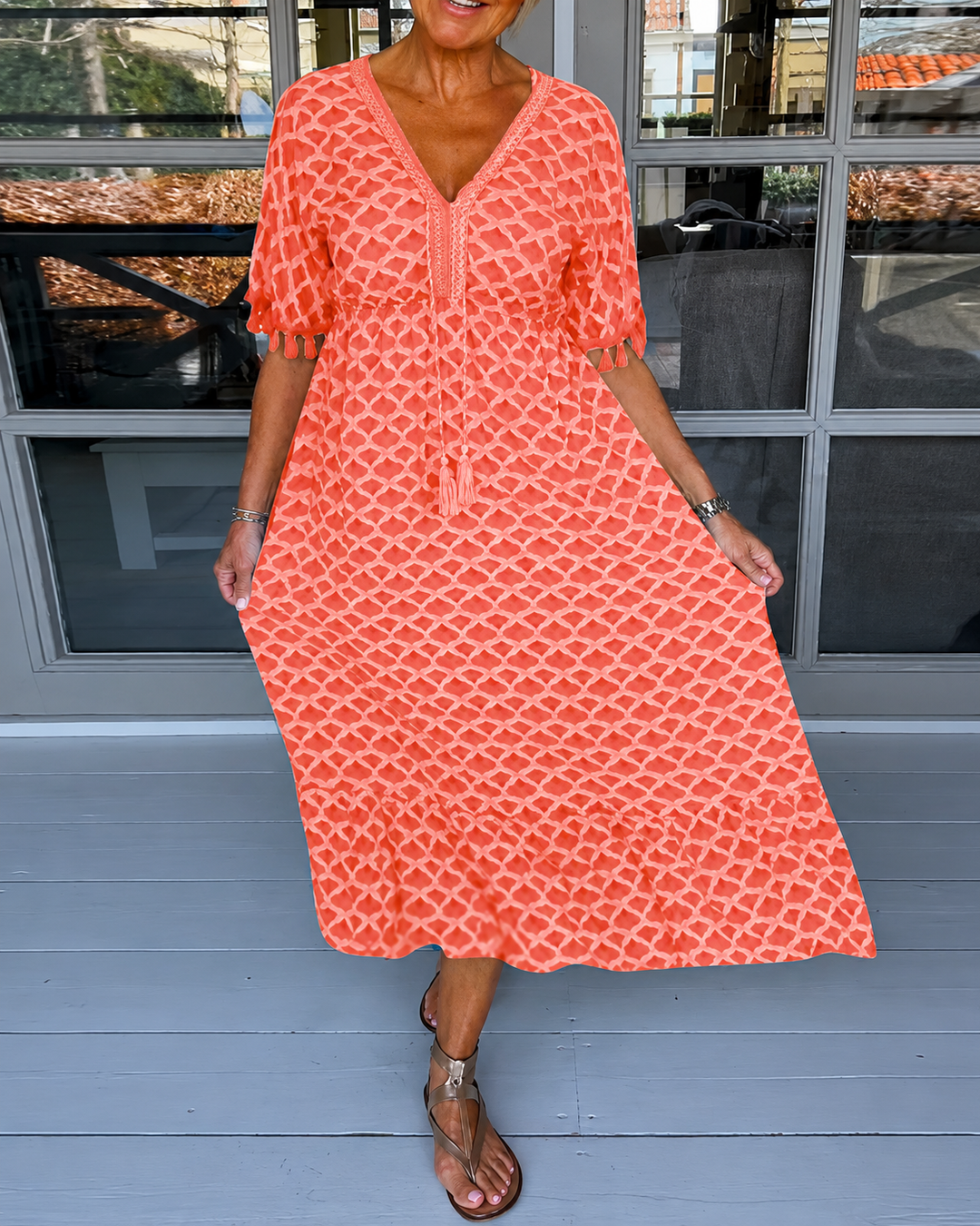 Vestido feminino midi casual com decote em V. Ideal para o verão, moda praia e momentos de conforto.