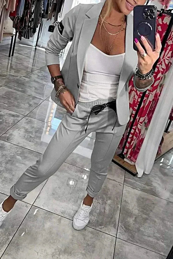 Calça jogger confortável e jaqueta aberta em um conjunto feminino duas peças. Casual chique e moda.