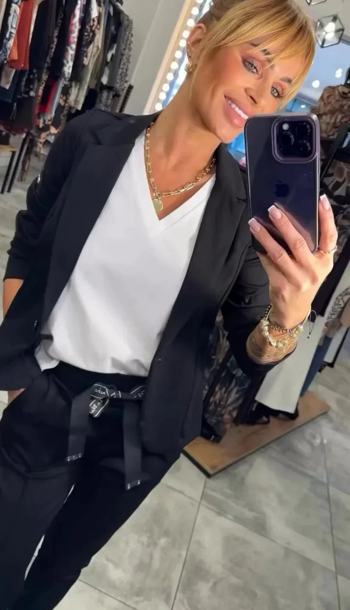 Jaqueta feminina aberta e calça jogger, formando um conjunto elegante e confortável para diversas ocasiões.