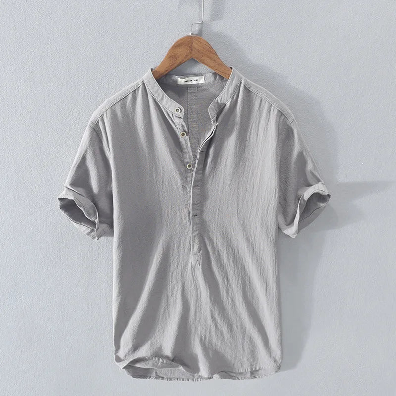 Blusa feminina casual de manga curta com botões em cores sólidas. Estilo minimalista, ideal para o verão e dia a dia.