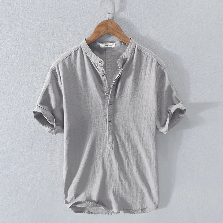 Blusa feminina casual de manga curta com botões em cores sólidas. Estilo minimalista, ideal para o verão e dia a dia.