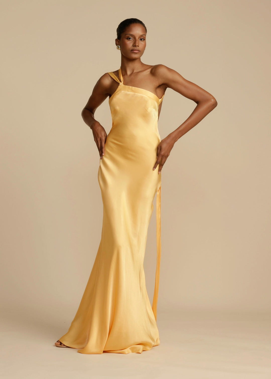 Vestido longo feminino elegante com ombro único para festa. Perfeito para ocasiões especiais.