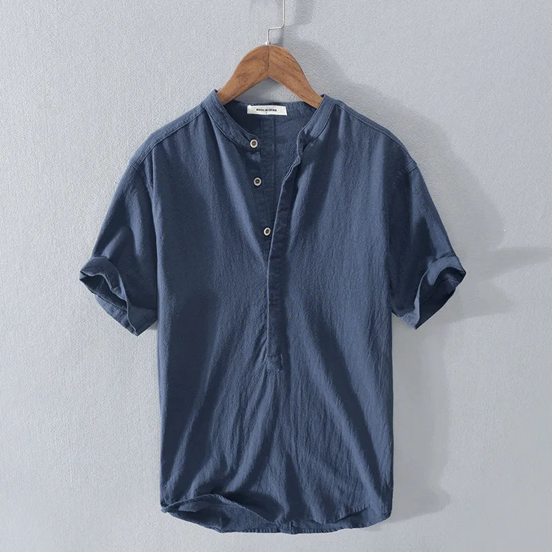 Roupa feminina de verão: camisa de manga curta com botões para máximo conforto. Look casual e fresco para o dia a dia.