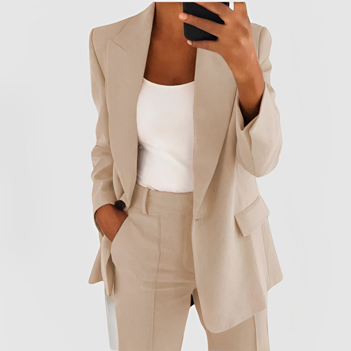 Conjunto de alfaiataria feminino: blazer e calça. Roupa de trabalho e estilo executivo moderno.