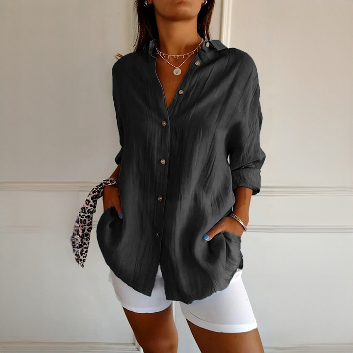 Camisa feminina estilo clássico com detalhes de botões. Moda versátil para qualquer guarda-roupa.