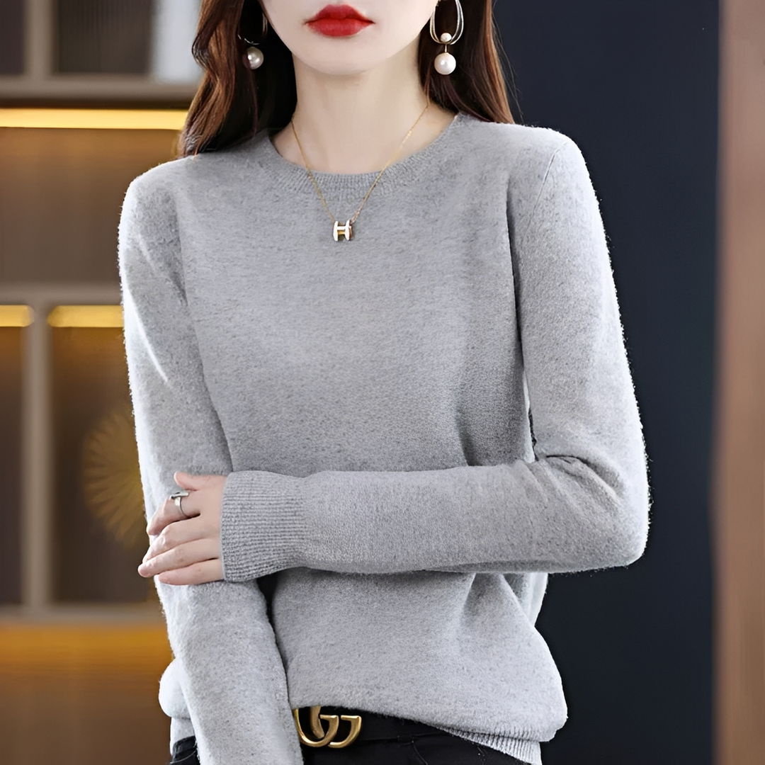 Mulher sorridente com Pulôver Feminino Erica, suéter de inverno que une conforto e estilo atemporal da moda.