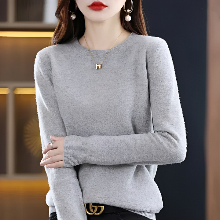 Mulher sorridente com Pulôver Feminino Erica, suéter de inverno que une conforto e estilo atemporal da moda.