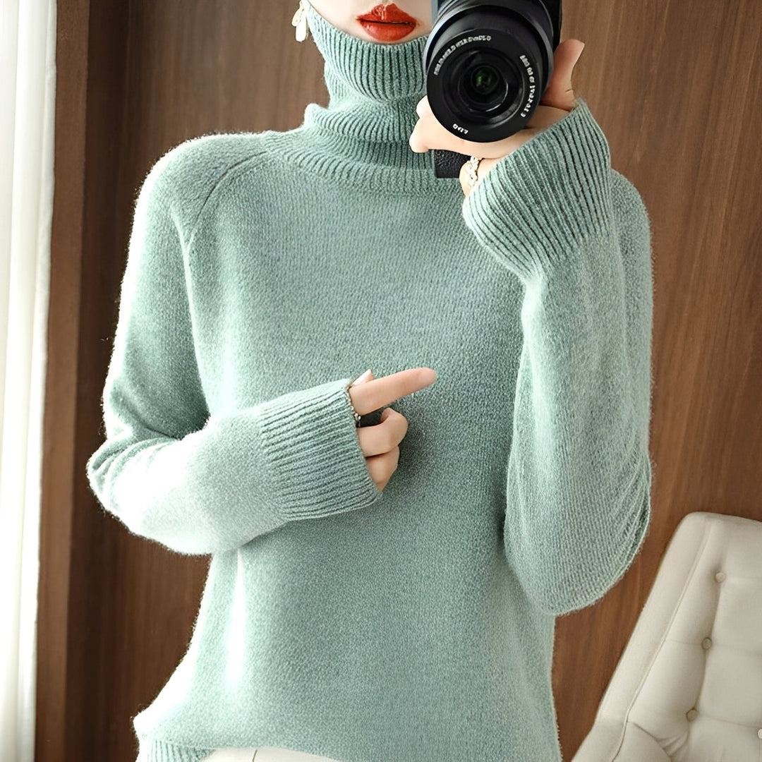Roupa feminina de inverno: Pulôver elegante de gola alta. Suéter de moda para outono.