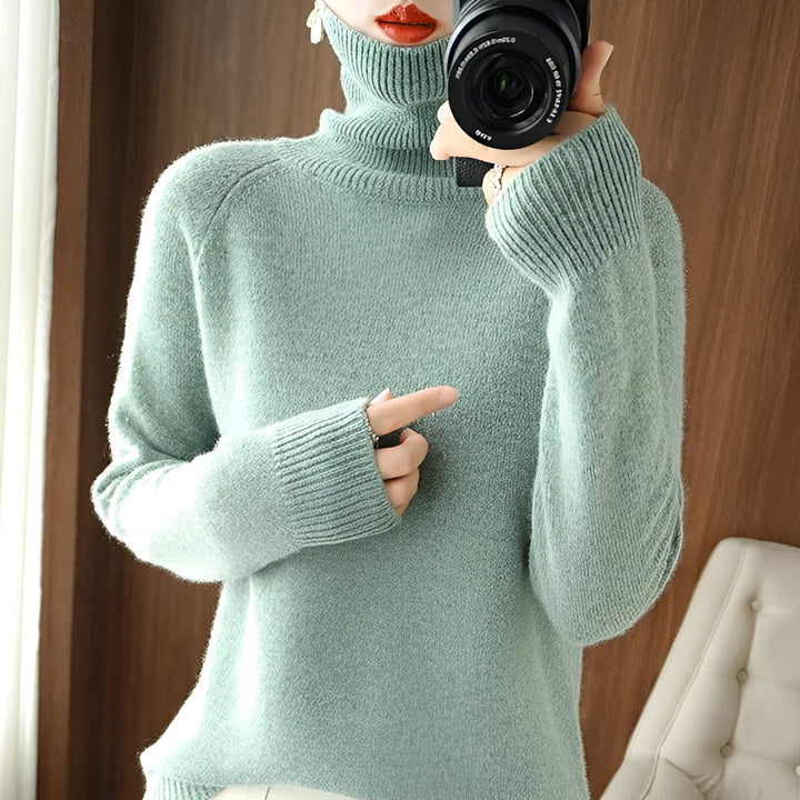 Roupa feminina de inverno: Pulôver elegante de gola alta. Suéter de moda para outono.