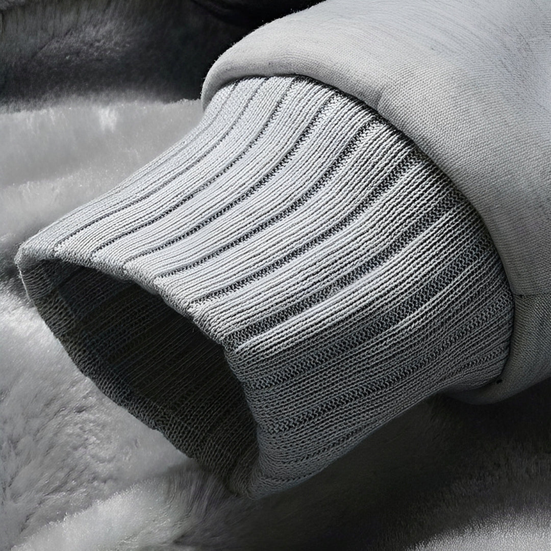 Look casual com Jaqueta Masculina Istvan e capuz, peça chave da moda masculina para dias de inverno.