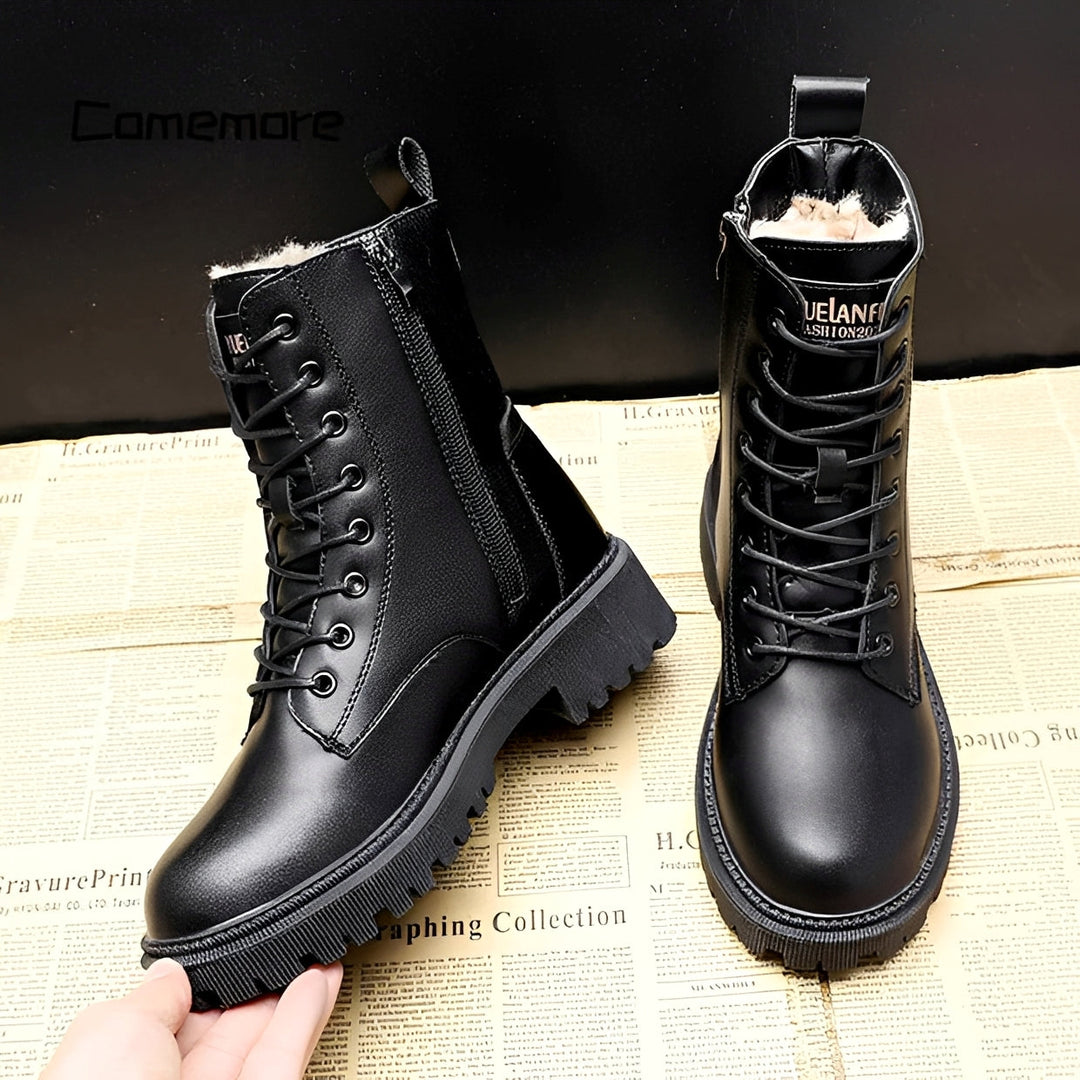 Calçado feminino de inverno elegante: botas pretas com forro quente para conforto e estilo no frio.