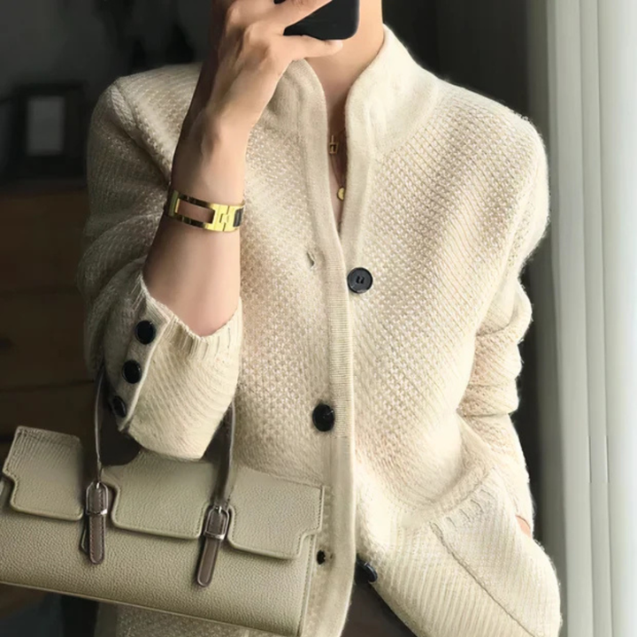 Agasalho feminino versátil e confortável de botões. Perfeito para o inverno e outono. Moda casual elegante.