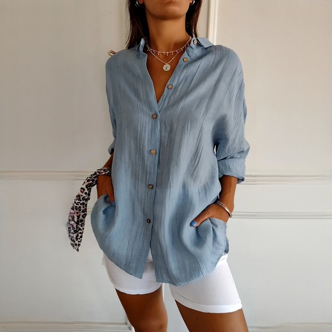 Camisa feminina elegante com botões, ideal para trabalho ou estilo casual chic. Moda versátil.