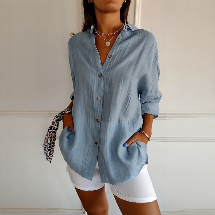 Camisa feminina elegante com botões, ideal para trabalho ou estilo casual chic. Moda versátil.