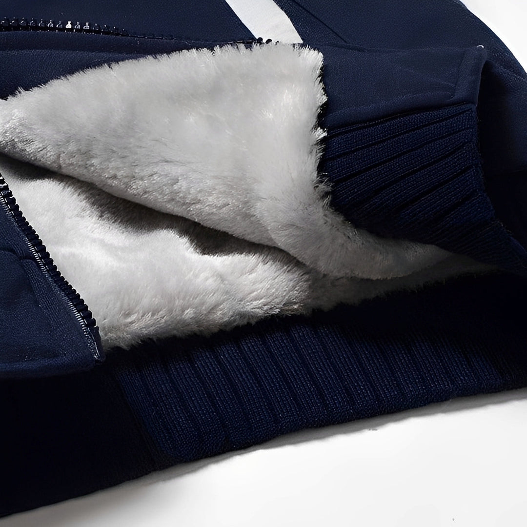 Detalhe da Jaqueta Masculina Istvan com capuz, zíper frontal, e bolsos, pronta para o aquecimento no frio.