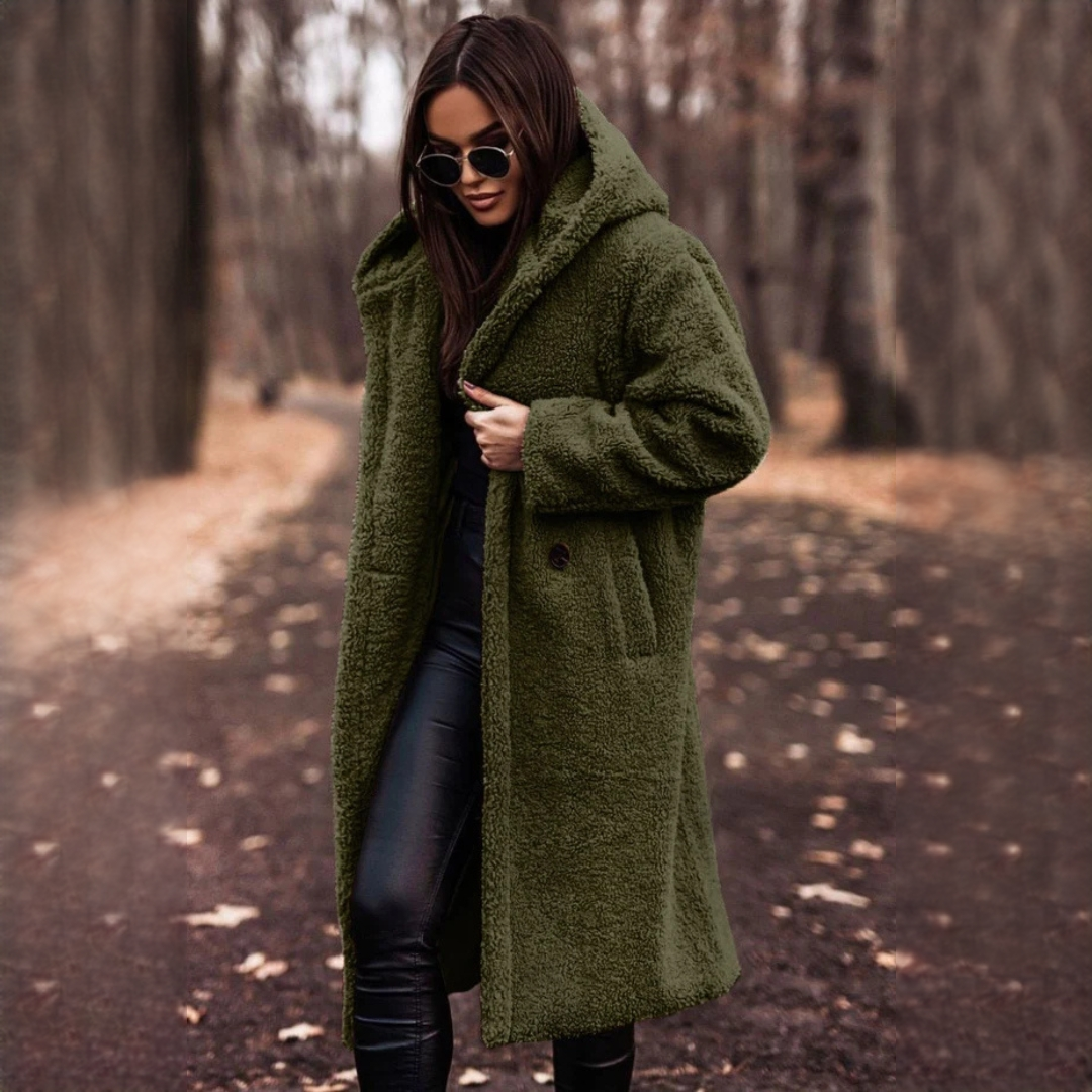 Casaco longo feminino macio, peça chave para look de inverno elegante e sofisticado. Roupa feminina quente e na moda.