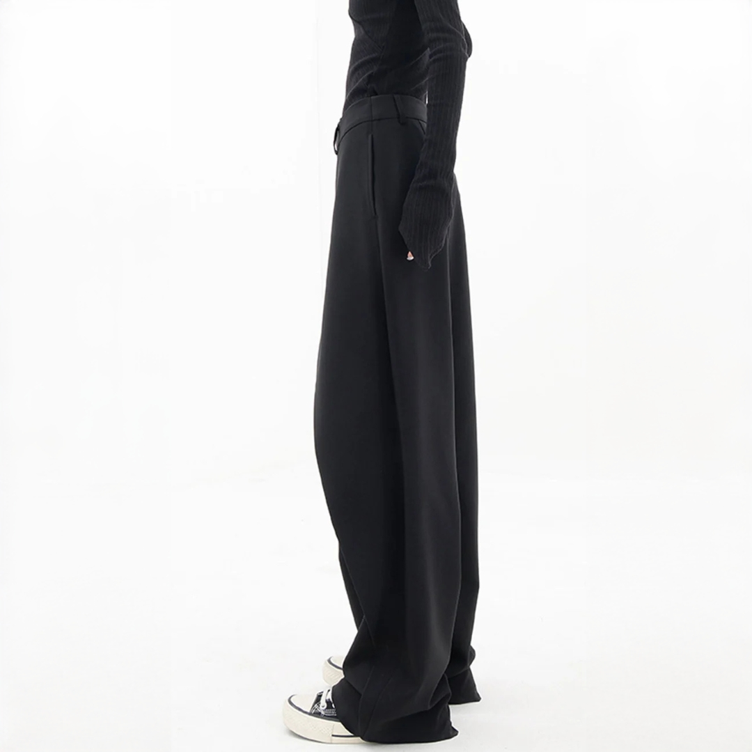 Calças femininas elegantes e confortáveis com corte enviesado, ideais para um look moderno e casual chic.