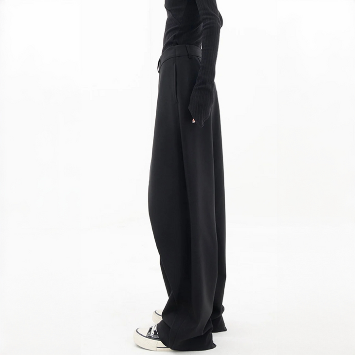 Calças femininas elegantes e confortáveis com corte enviesado, ideais para um look moderno e casual chic.
