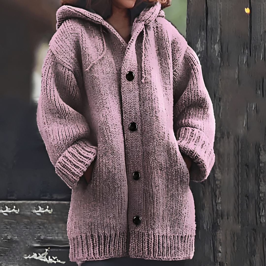 Mulher vestindo jaqueta feminina quente, perfeita para manter o estilo no frio.