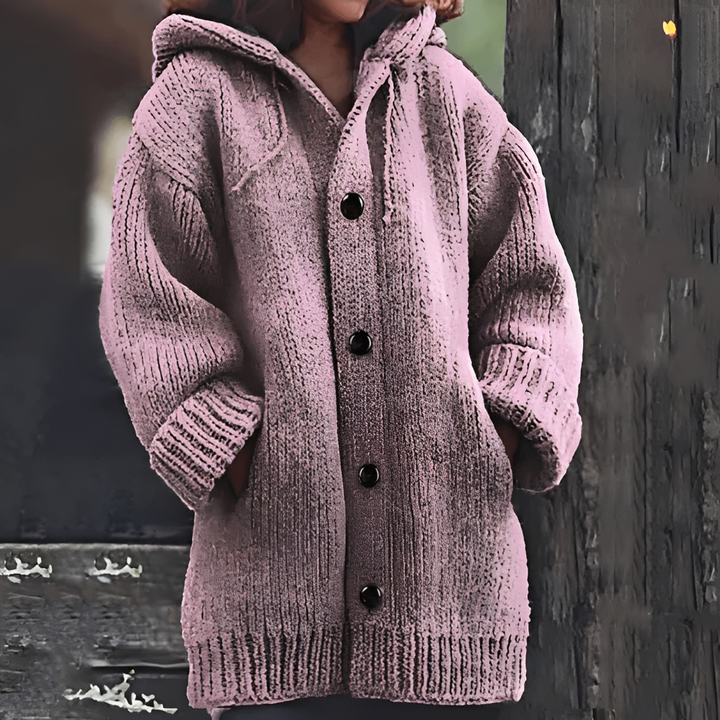 Mulher vestindo jaqueta feminina quente, perfeita para manter o estilo no frio.