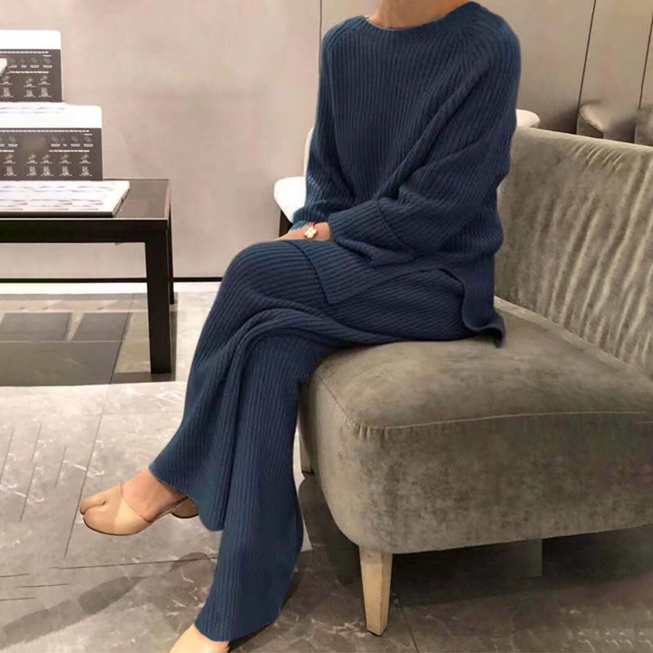 Conjunto de vestuário feminino com suéter macio e calça de corte elegante para diversas ocasiões.