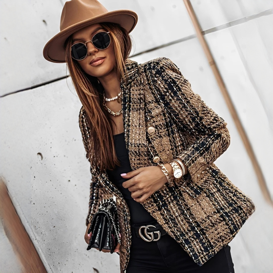 Blazer feminino xadrez confortável com design elegante, perfeito para roupa social. Estilo versátil outono/inverno.