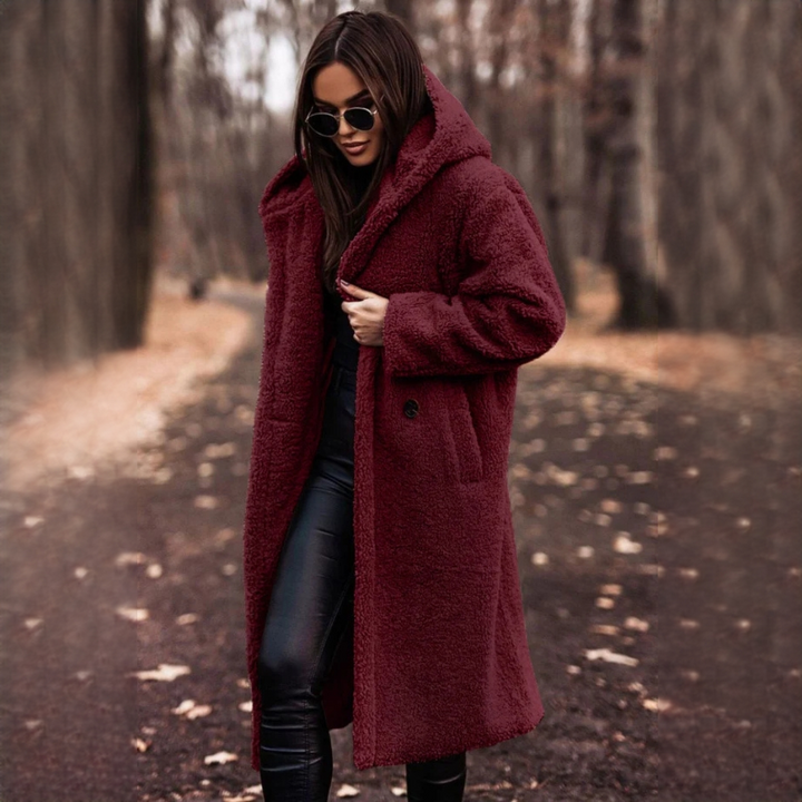 Tendência moda inverno: casaco feminino longo com corte elegante. Roupa feminina outono inverno, agasalho confortável.