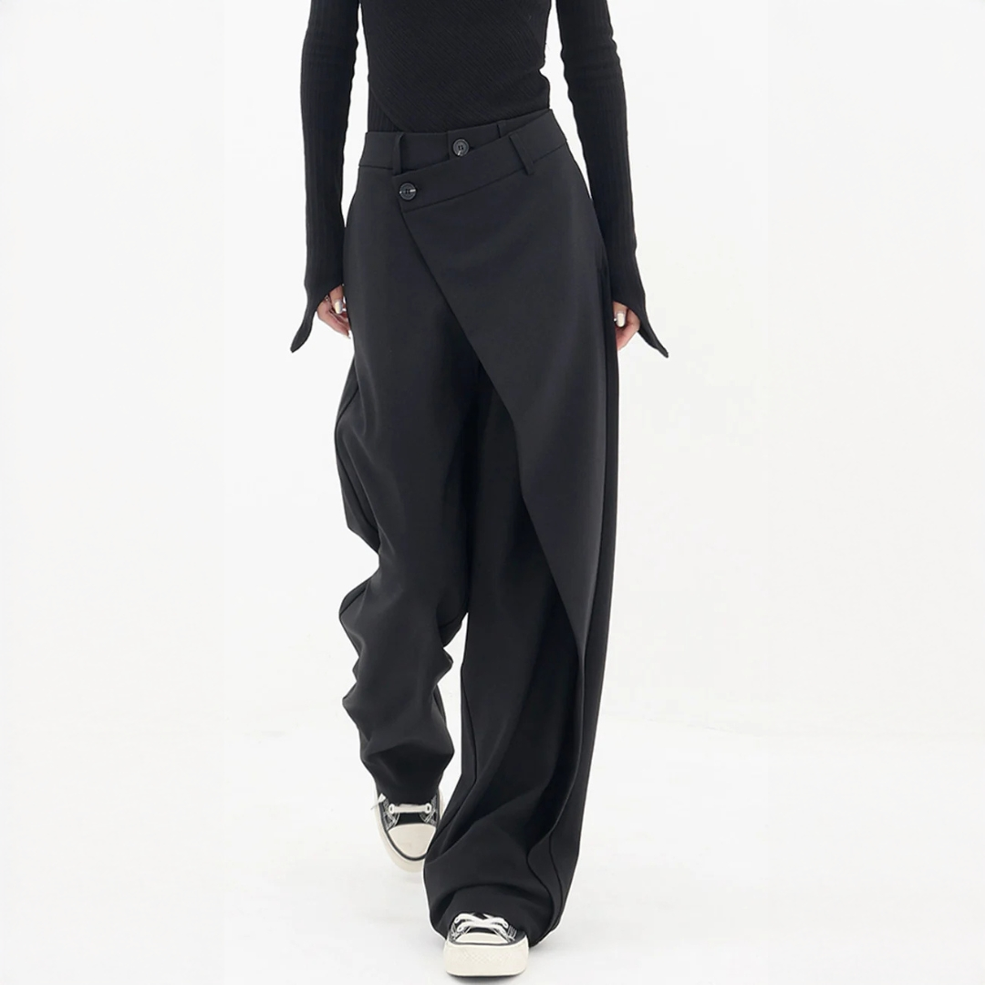 Calças femininas elegantes pretas com corte enviesado e perna larga. Conforto moderno para moda outono inverno.