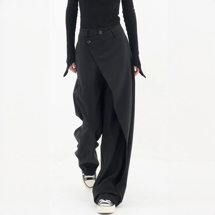 Calças femininas elegantes pretas com corte enviesado e perna larga. Conforto moderno para moda outono inverno.