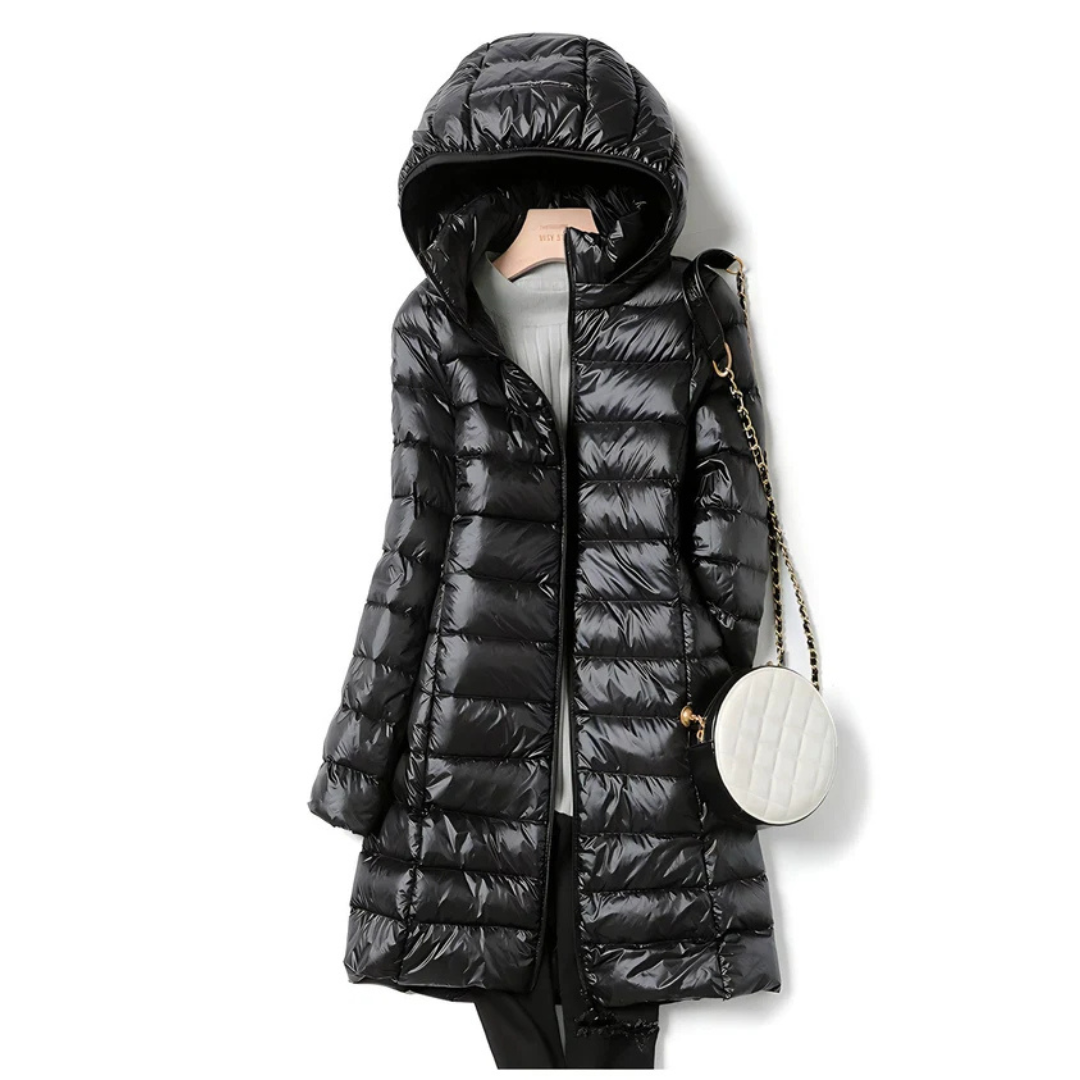 Casaco feminino Elina leve e confortável para o inverno. Possui capuz removível, perfeito para roupa casual.