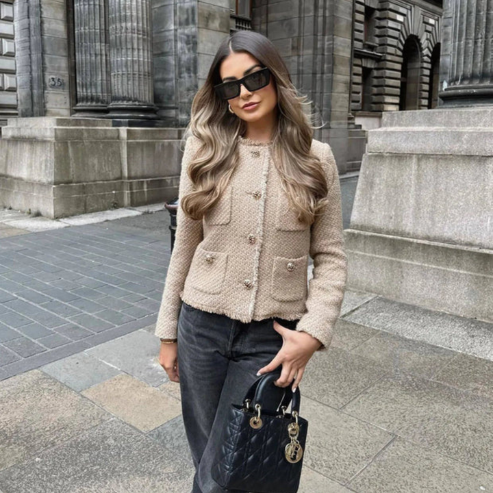 Blazer feminino bege clássico e elegante, perfeito para o escritório ou looks casuais de inverno.