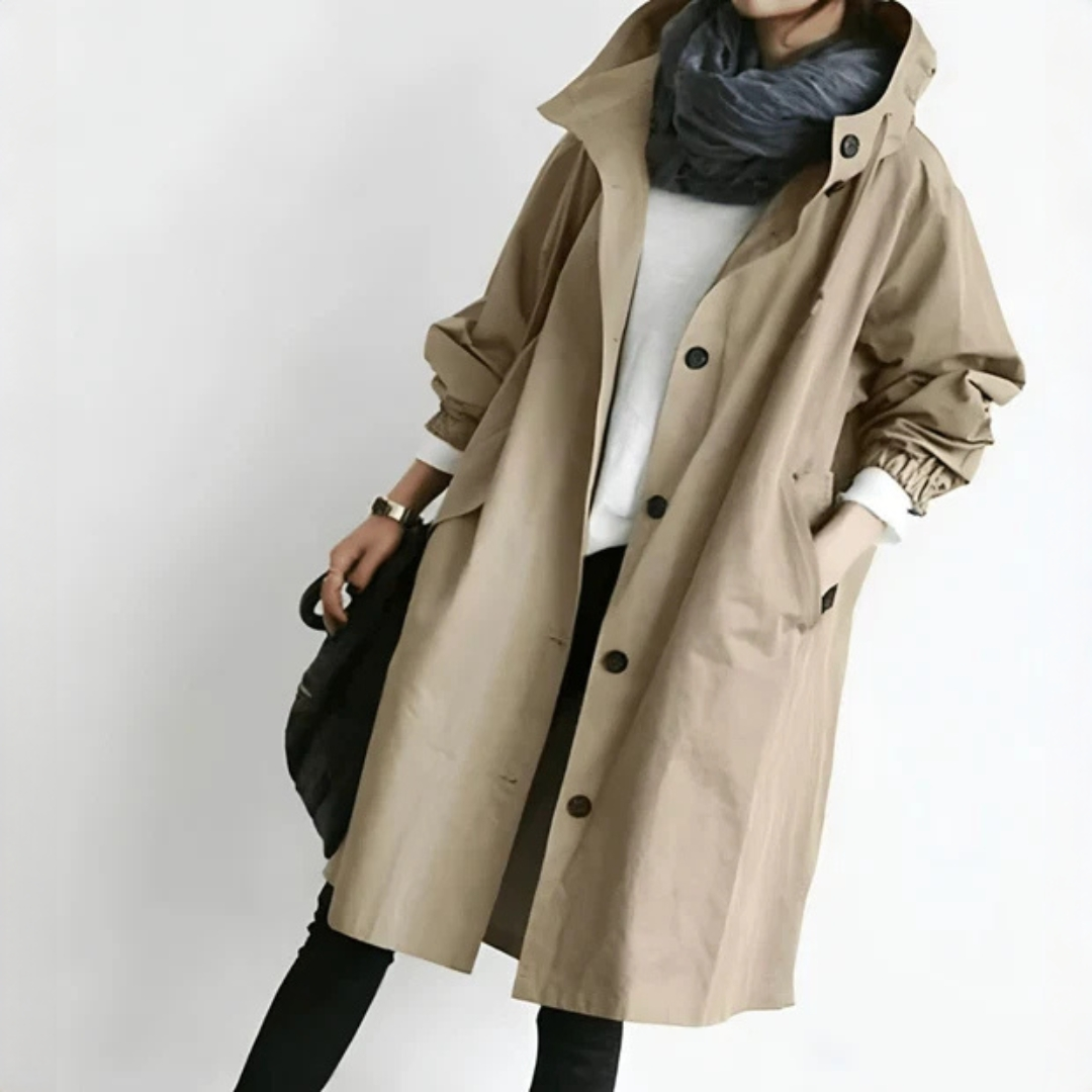 Roupa exterior feminina impermeável, com capuz, para conforto e proteção contra chuva em estilo casual.