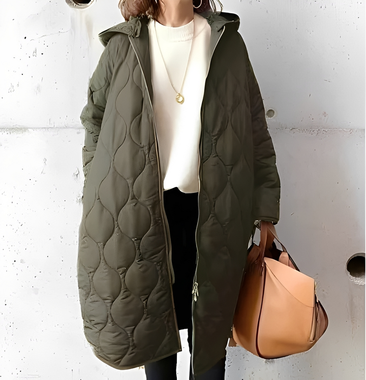 Mulher vestindo jaqueta de inverno feminina casual com capuz. Roupa de inverno confortável e moderna para o dia a dia.