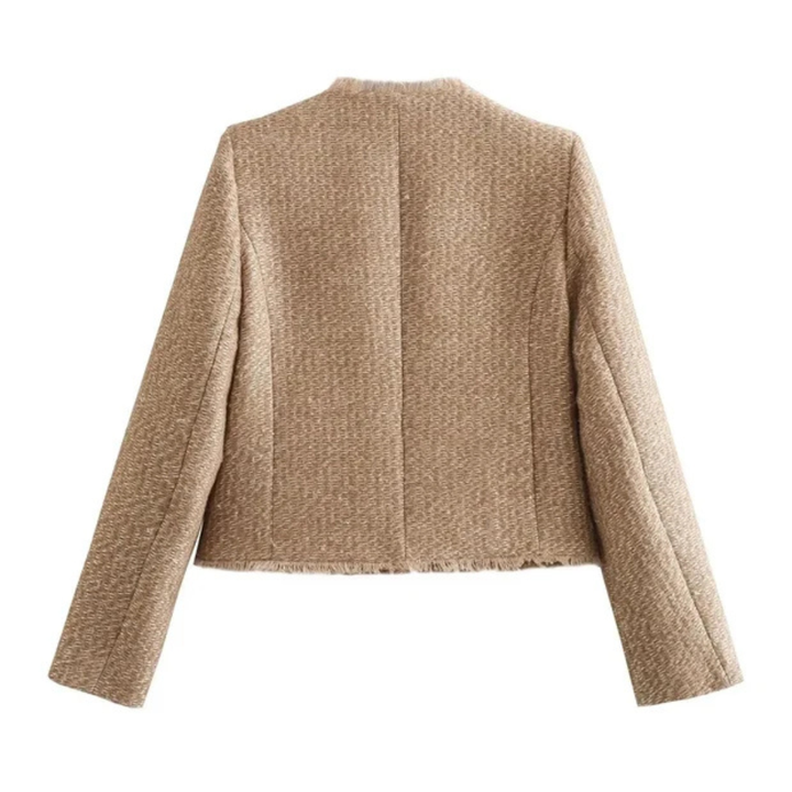 Sobretudo feminino tipo blazer bege, estilo clássico e sofisticado, ideal para trabalho ou eventos sociais.