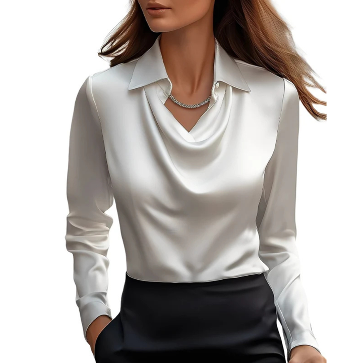 Modelo vestindo blusa feminina Dionne manga longa, mostrando a versatilidade e o conforto da peça.