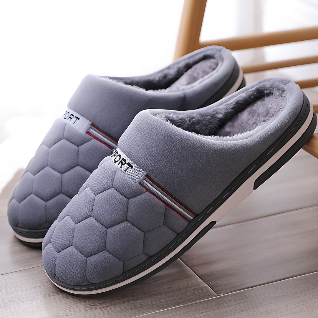 Pantufas masculinas macias com solado antiderrapante, perfeitas para conforto e segurança no lar.